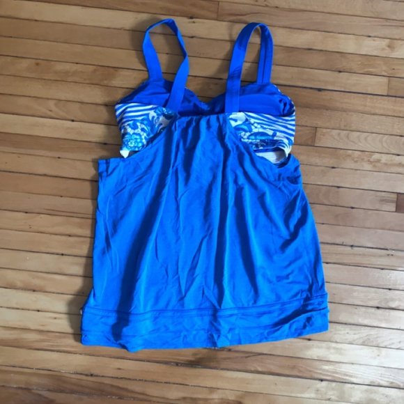 Blue and White Lululemon top - size 8 - Picture 3 of 3